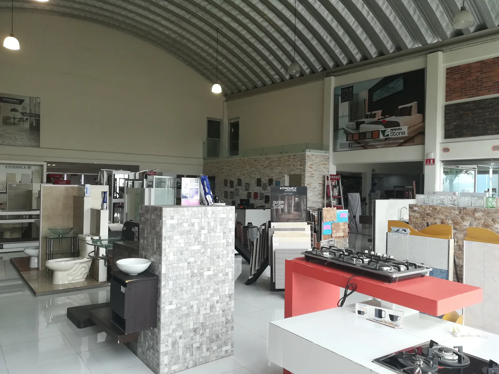 Exhibición de pisos, azulejo y cocinas