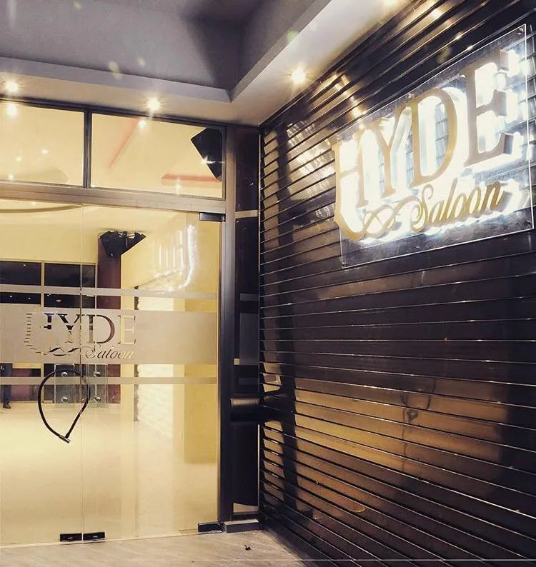 Entrada de HYDE Saloon con las letras doradas iluminadas