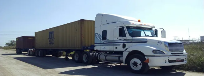 Tractocamión de Transportes Vásquez con doble contenedor de 40 pies