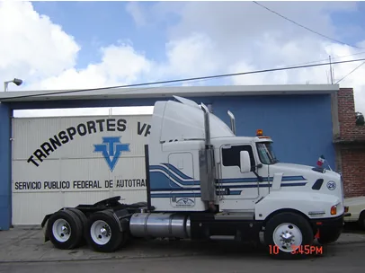 Unidad de Transportes Vásquez en el patio de servicio
